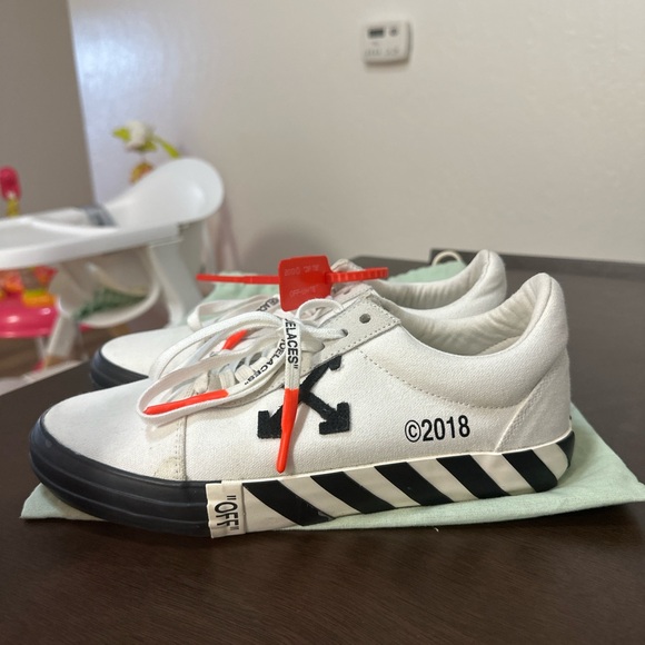 Pre owned like new OFF-WHITE Low Vulcanized Sneakers with dust bag. - Picture 9 of 10